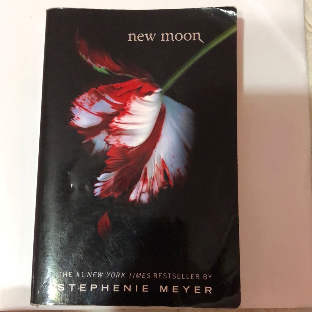 NEW MOON BY STEPHANIE MEYER